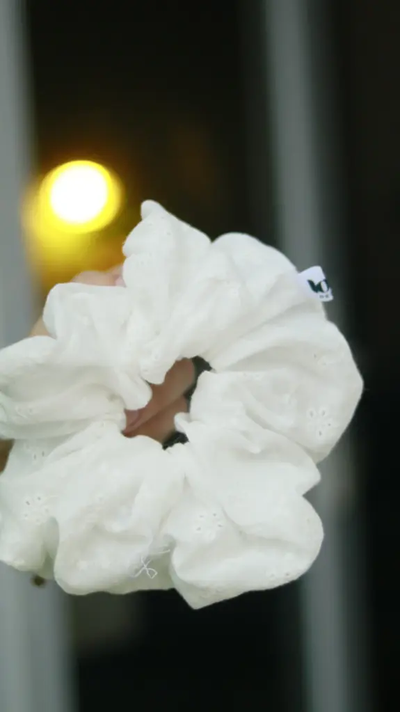 Chouchou broderie anglaise blanc